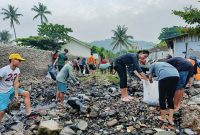 Foto : Relawan membersihkan sampah di pesisir Mekarsari, Merak—bagian dari aksi cinta laut dalam rangka pelestarian ekosistem bawah laut.
(Foto: Dok. AKSI)
