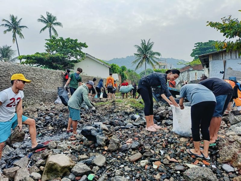 Foto : Relawan membersihkan sampah di pesisir Mekarsari, Merak—bagian dari aksi cinta laut dalam rangka pelestarian ekosistem bawah laut.
(Foto: Dok. AKSI)