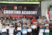 Foto : Para peserta berpose bangga sambil memegang sertifikat usai mengikuti pelatihan menembak yang digelar Perbakin Kota Cilegon pada 19–20 Juli 2025. Antusiasme tinggi dari pelajar SD hingga SMA menandai suksesnya program ini dalam menjaring bibit atlet muda potensial.