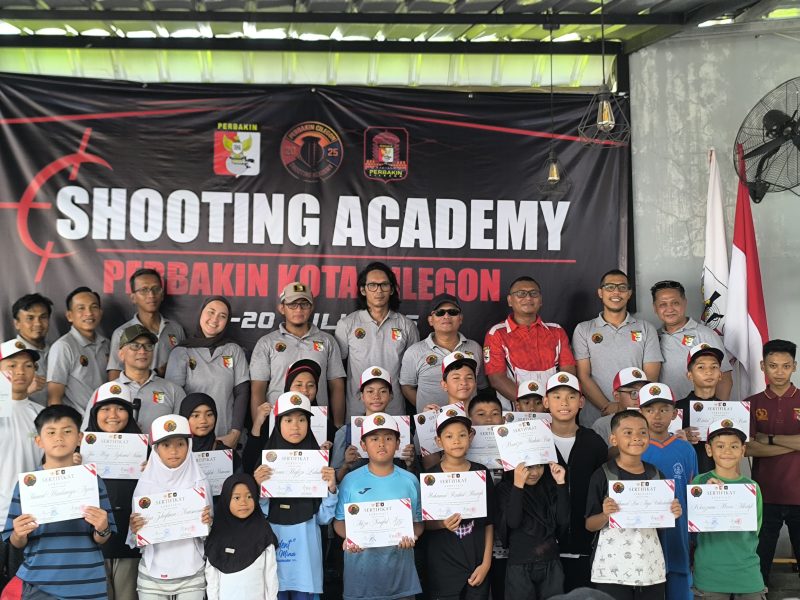 Foto : Para peserta berpose bangga sambil memegang sertifikat usai mengikuti pelatihan menembak yang digelar Perbakin Kota Cilegon pada 19–20 Juli 2025. Antusiasme tinggi dari pelajar SD hingga SMA menandai suksesnya program ini dalam menjaring bibit atlet muda potensial.