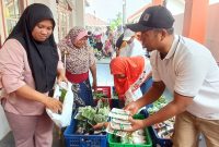 Foto : Pengurus PKS Kota Cilegon membagikan paket sembako berisi sayur mayur, lauk pauk, dan minyak goreng kepada warga sekitar kantor partai. Kegiatan ini menjadi wujud nyata kepedulian sosial PKS dalam mendukung kesejahteraan masyarakat sekaligus membuka momentum Musyawarah Daerah (Musda) ke-VI PKS Cilegon.