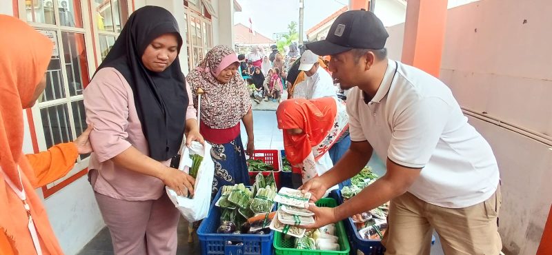 Foto : Pengurus PKS Kota Cilegon membagikan paket sembako berisi sayur mayur, lauk pauk, dan minyak goreng kepada warga sekitar kantor partai. Kegiatan ini menjadi wujud nyata kepedulian sosial PKS dalam mendukung kesejahteraan masyarakat sekaligus membuka momentum Musyawarah Daerah (Musda) ke-VI PKS Cilegon.